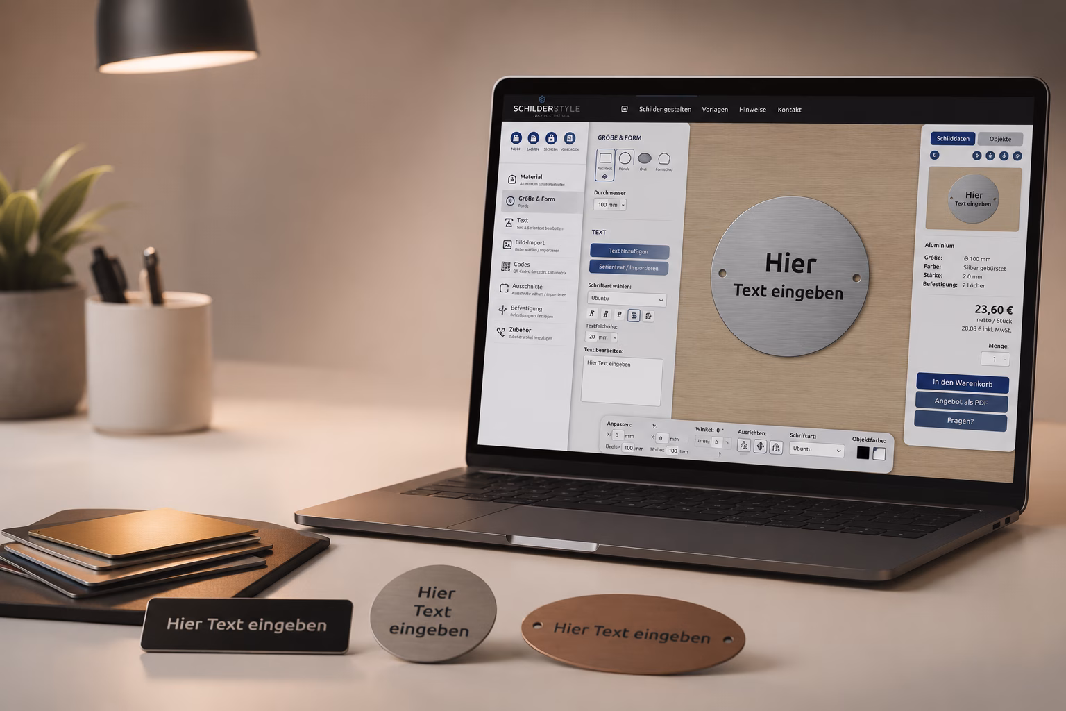 Laptop mit Schilderstyle-Konfigurator und individuell gestaltbaren Graviermaterial, Ronden und Ovalen.