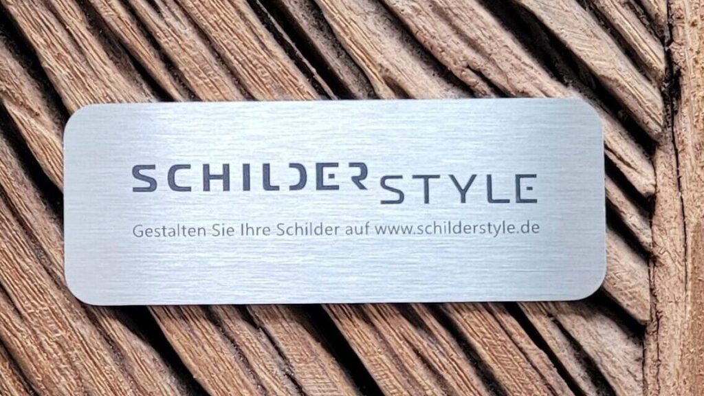 Edelstahlschild mit schwarzer Beschriftung